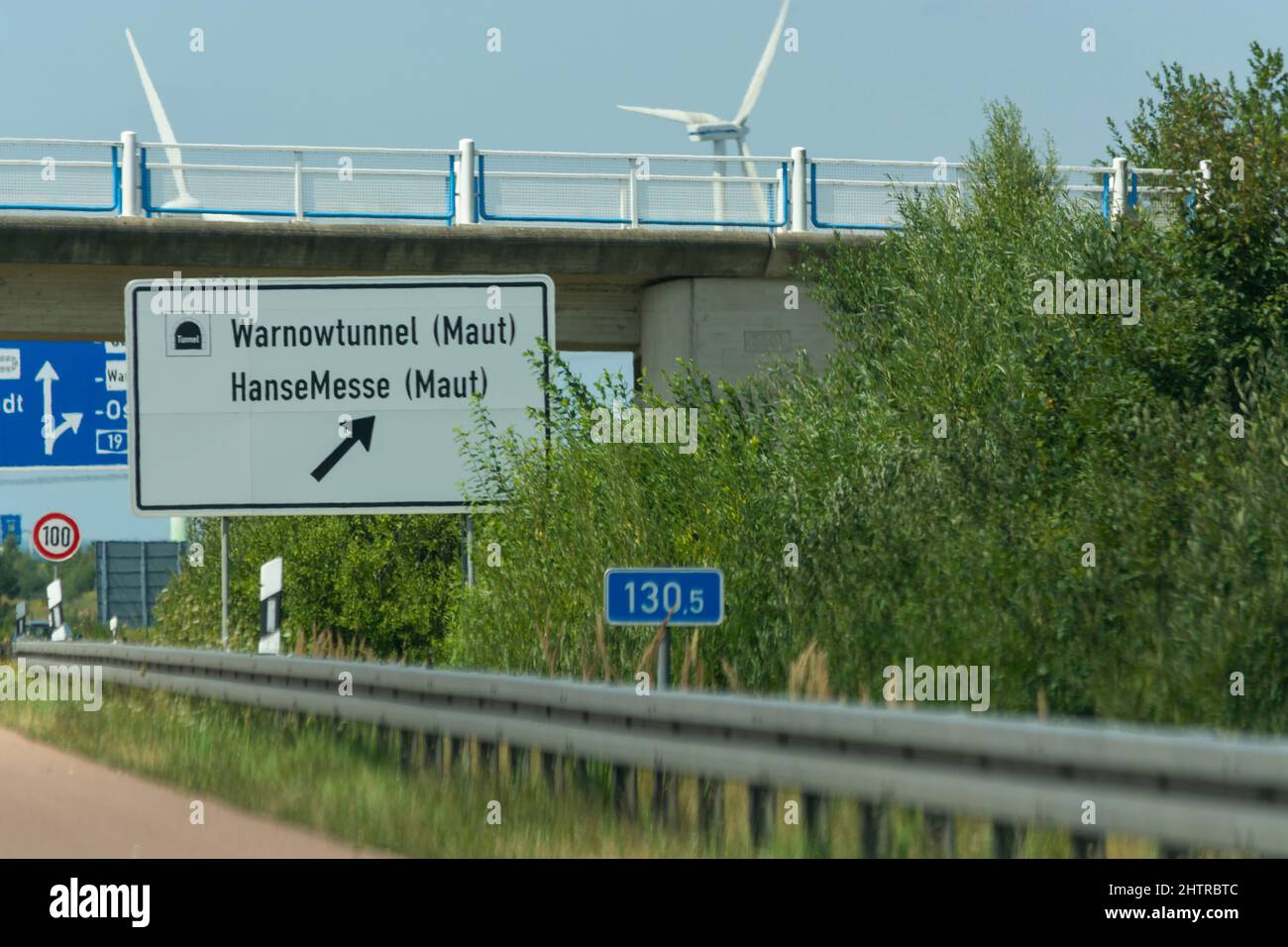 Signe Autobahn en Allemagne Légende sur l'allemand - noms de ville Warnow tunnel Banque D'Images