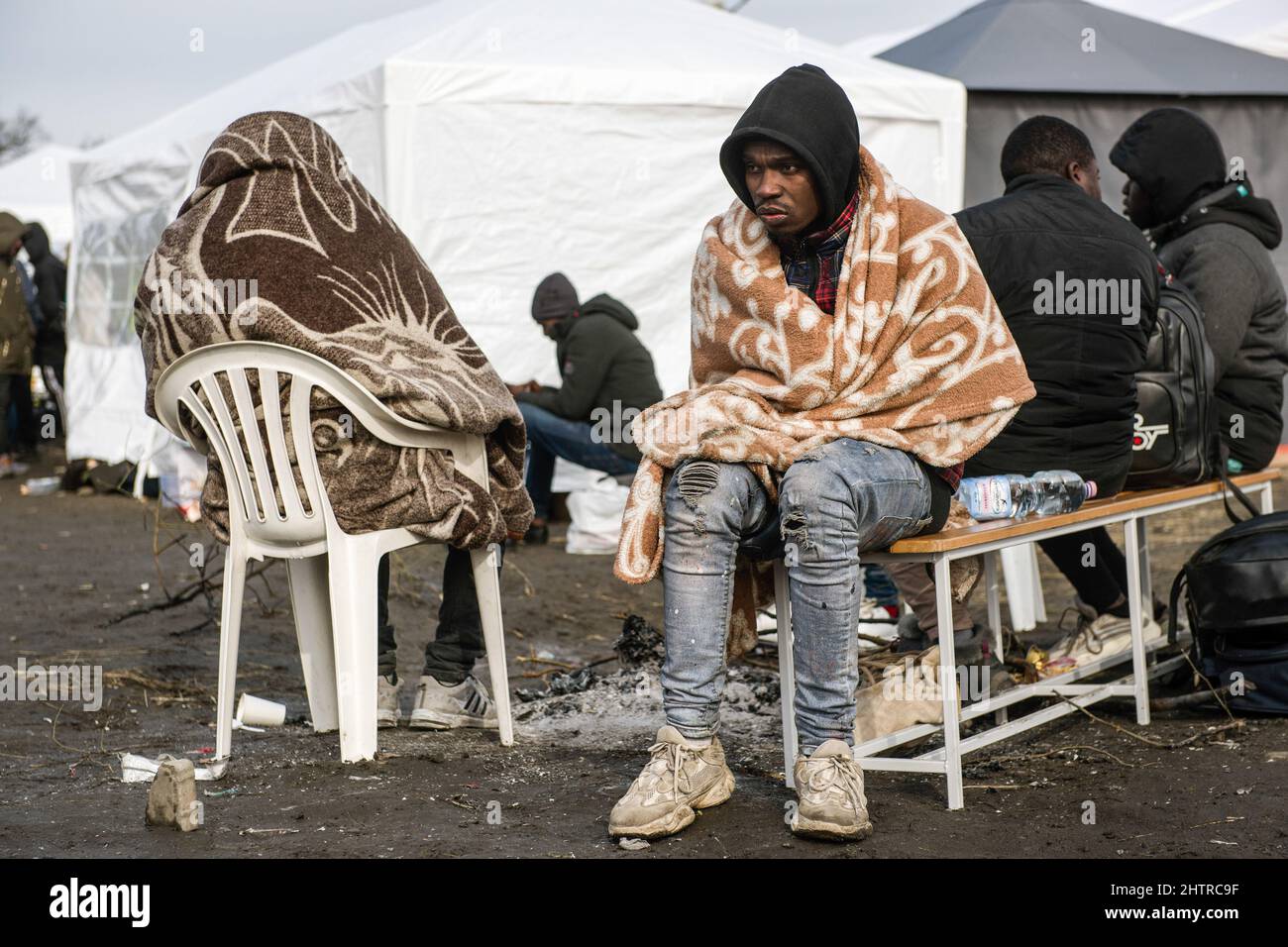 Medyka, Pologne. 01st mars 2022. Un Africain enveloppé dans une couverture vue à la frontière.dans Medyka et Przemy?l (sud-est de la Pologne) des centaines de non-Ukrainiens sont en refuge. Les personnes qui fuient la guerre en Ukraine pour la sécurité des villes frontalières européennes sont des citoyens des pays d'Afrique, d'Asie et du Moyen-Orient. Leurs vies ont été bouleverser avec les Ukrainiens. Les trains et les bus qui desservent l'ouest de la Pologne transportent un nombre important d'étudiants, de travailleurs et d'autres étrangers. (Photo par Attila Husejnow/SOPA Images/Sipa USA) crédit: SIPA USA/Alay Live News Banque D'Images