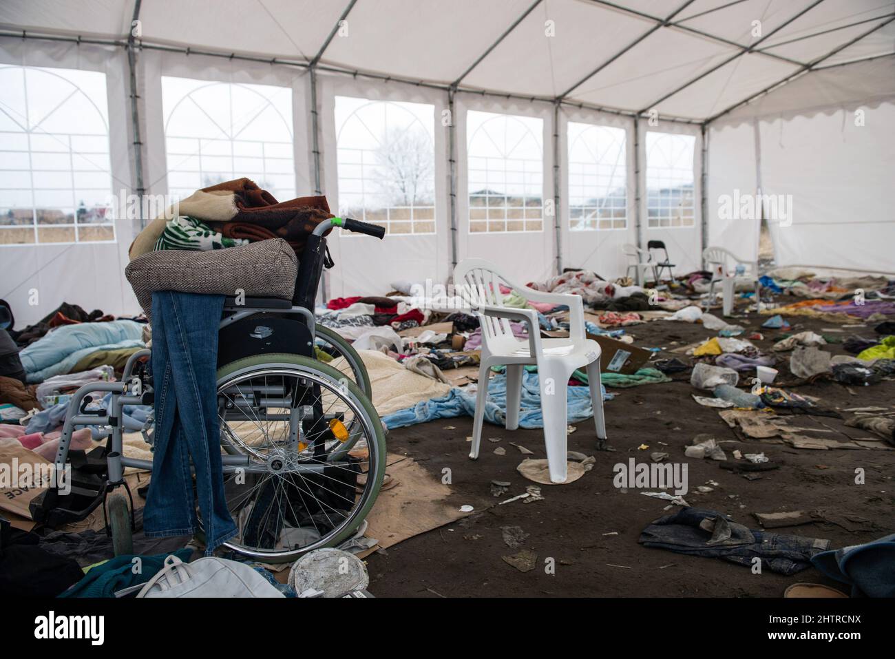 Medyka, Pologne. 02nd mars 2022. Une tente vide et désordonnée où les gens se réfugient à la frontière.à Medyka et Przemy?l (sud-est de la Pologne) des centaines de non-Ukrainiens sont en refuge. Les personnes qui fuient la guerre en Ukraine pour la sécurité des villes frontalières européennes sont des citoyens des pays d'Afrique, d'Asie et du Moyen-Orient. Leurs vies ont été bouleverser avec les Ukrainiens. Les trains et les bus qui desservent l'ouest de la Pologne transportent un nombre important d'étudiants, de travailleurs et d'autres étrangers. Crédit : SOPA Images Limited/Alamy Live News Banque D'Images