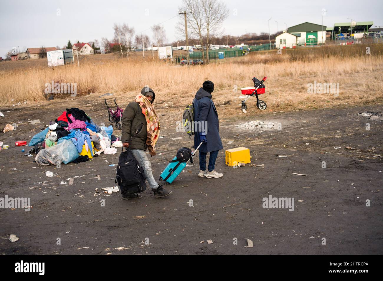 Medyka, Pologne. 01st mars 2022. Des gens vus portant leurs valises à la frontière.à Medyka et Przemy?l (sud-est de la Pologne), des centaines de non-Ukrainiens sont en train d'abriter. Les personnes qui fuient la guerre en Ukraine pour la sécurité des villes frontalières européennes sont des citoyens des pays d'Afrique, d'Asie et du Moyen-Orient. Leurs vies ont été bouleverser avec les Ukrainiens. Les trains et les bus qui desservent l'ouest de la Pologne transportent un nombre important d'étudiants, de travailleurs et d'autres étrangers. Crédit : SOPA Images Limited/Alamy Live News Banque D'Images