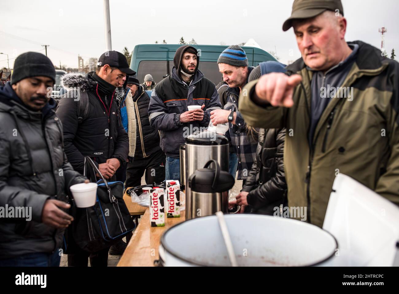 Medyka, Pologne. 01st mars 2022. Des gens ont vu faire la queue pour de la nourriture à la frontière.à Medyka et Przemy?l (sud-est de la Pologne) des centaines de non-Ukrainiens sont en refuge. Les personnes qui fuient la guerre en Ukraine pour la sécurité des villes frontalières européennes sont des citoyens des pays d'Afrique, d'Asie et du Moyen-Orient. Leurs vies ont été bouleverser avec les Ukrainiens. Les trains et les bus qui desservent l'ouest de la Pologne transportent un nombre important d'étudiants, de travailleurs et d'autres étrangers. Crédit : SOPA Images Limited/Alamy Live News Banque D'Images