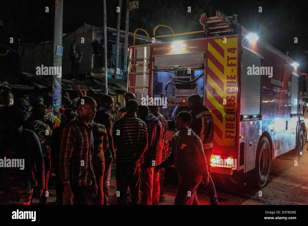 Nairobi, Kenya. 1st mars 2022. Les résidents regardent de loin tandis que les pompiers luttent pour faire feu dans les bidonvilles de Kibera. Le 1st mars 2022. Les habitants des bidonvilles de Kibera ont subi une autre perte, car ils ont été pris au dépourvu par un incendie qui s'est produit tard dans la nuit, razzant vingt maisons, laissant la plupart des habitants sans abri et n'ayant nulle part où se tourner vers. L'incendie était dû à des fils emmêlés provenant de connexions électriques illégales. (Credit image: © Donwilson Odhiambo/ZUMA Press Wire) Banque D'Images