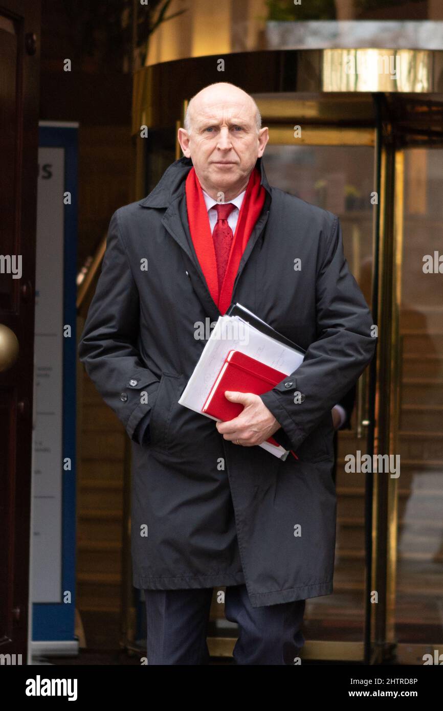 Le secrétaire britannique de la Défense fantôme John Healey quitte four Millbank après le tour de presse de ce matin. Banque D'Images