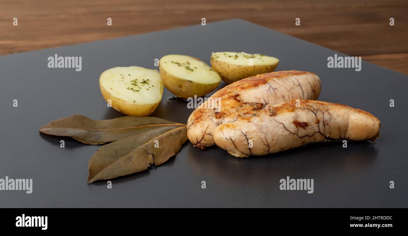 Assiette de merlu frite accompagnée de pommes de terre bouillies avec huile d'olive et persil Banque D'Images