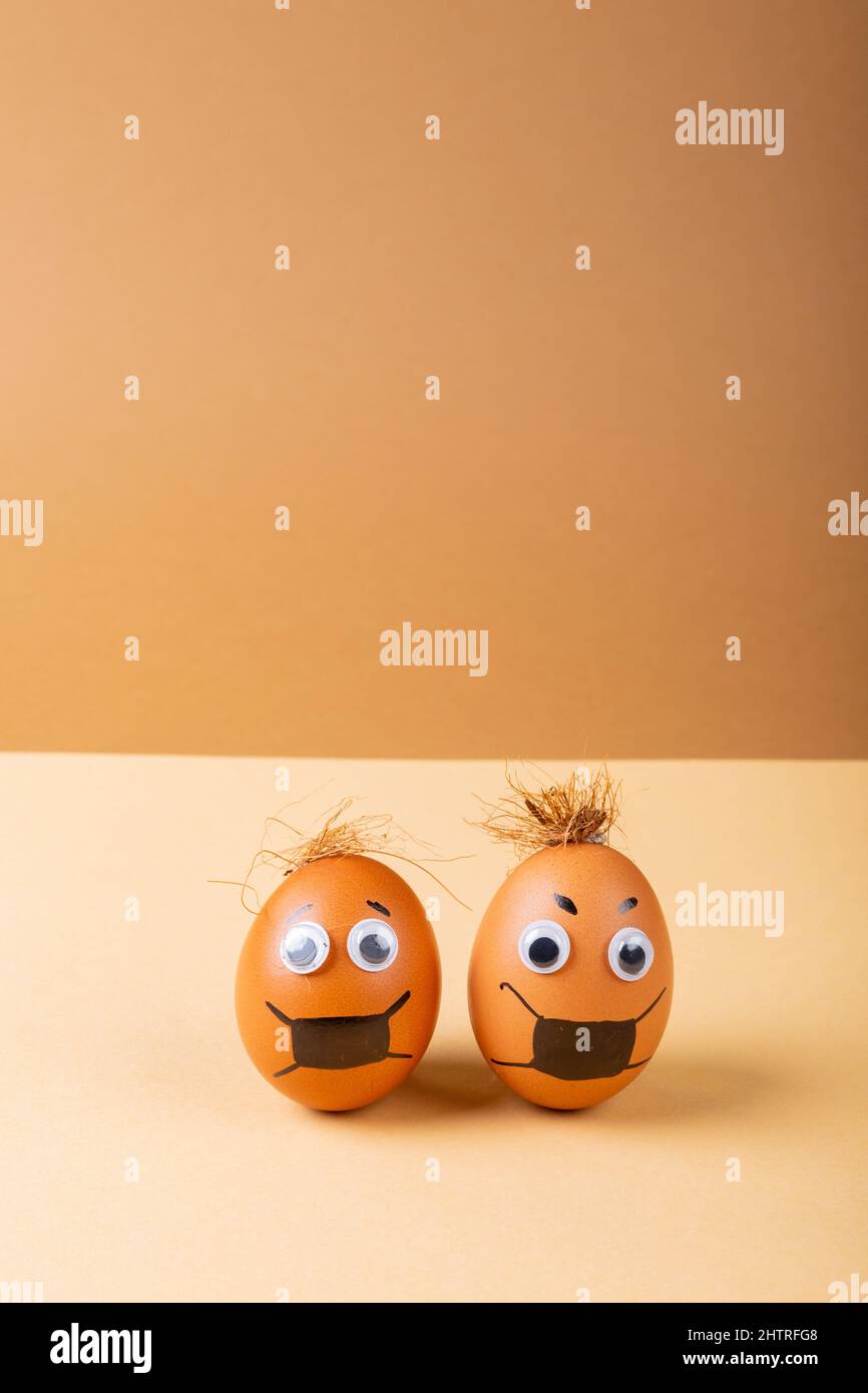 Faites dorer les œufs de pâques avec un masque de peinture et ensanglantez les yeux sur fond orange avec un espace de copie Banque D'Images