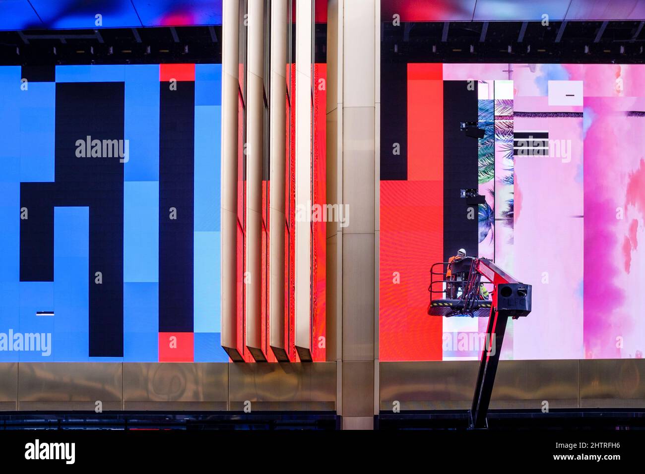 Les techniciens travaillent sur de grands écrans vidéo lors de la construction du complexe Outernet, Charing Cross Road, centre de Londres, Royaume-Uni. Banque D'Images