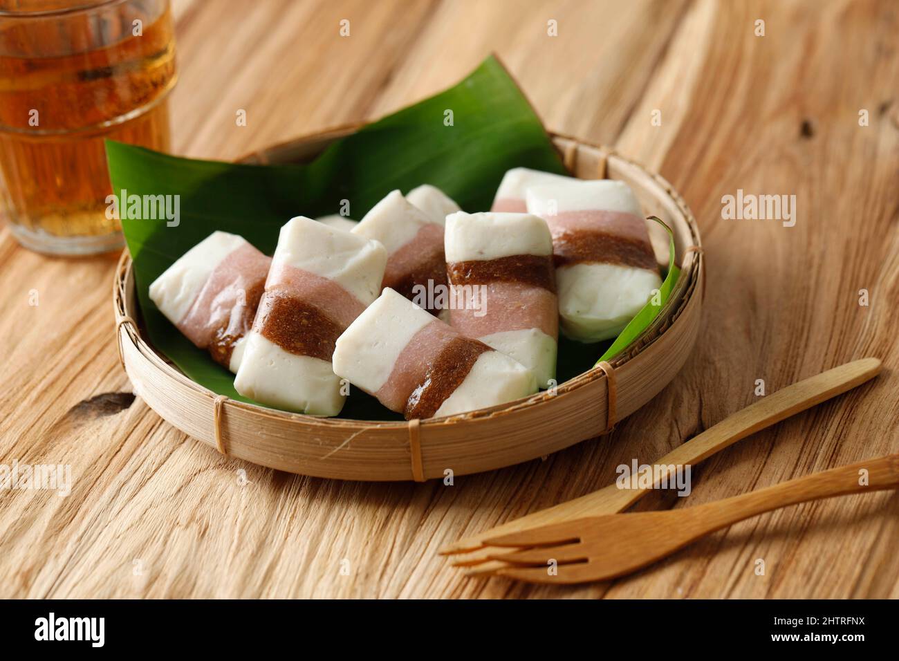 Getuk Tigna Warna ou Getuk Trio, en-cas javanais traditionnel sucré de Magelang. Un mélange de manioc et de noix de coco, servi sur une plaque de bambou. Banque D'Images