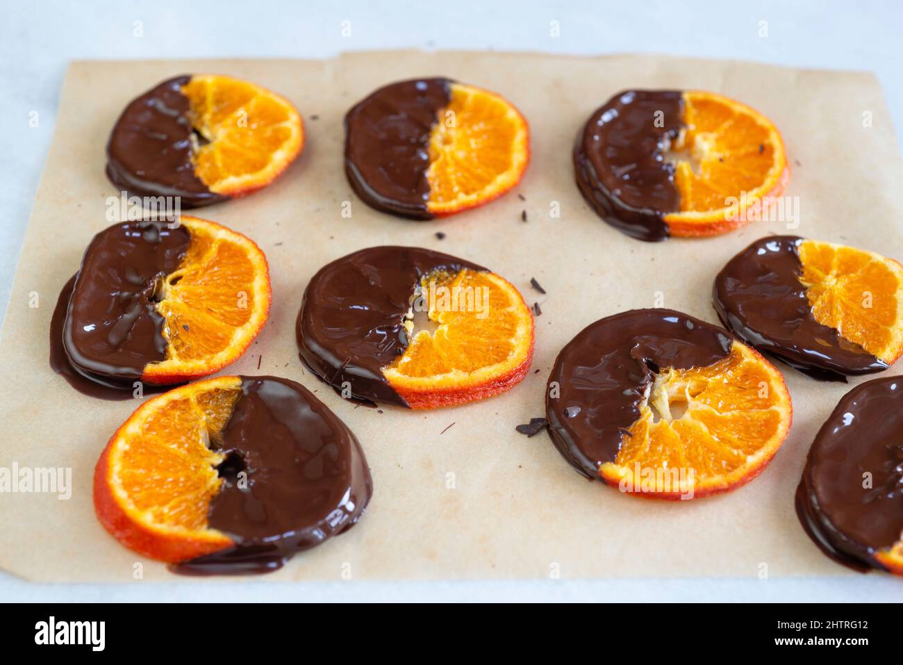 Tranches d'orange confites enrobées de chocolat. Banque D'Images