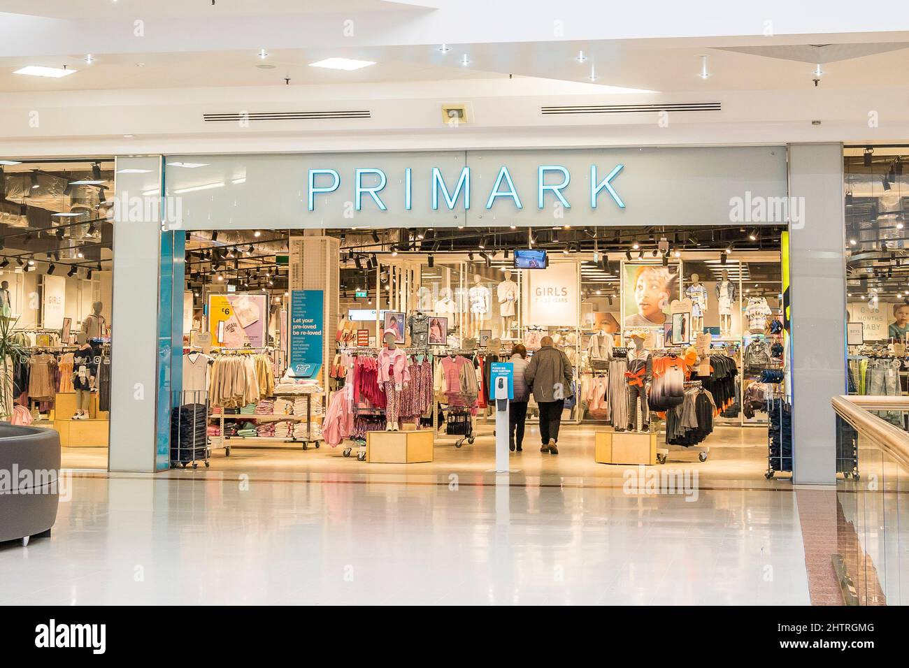 Entrée principale du magasin de vêtements Primark à l'intérieur du centre commercial Merry Hill dans les Midlands, Royaume-Uni. Détaillants de vêtements « Fast Fashion » à bas prix. Banque D'Images