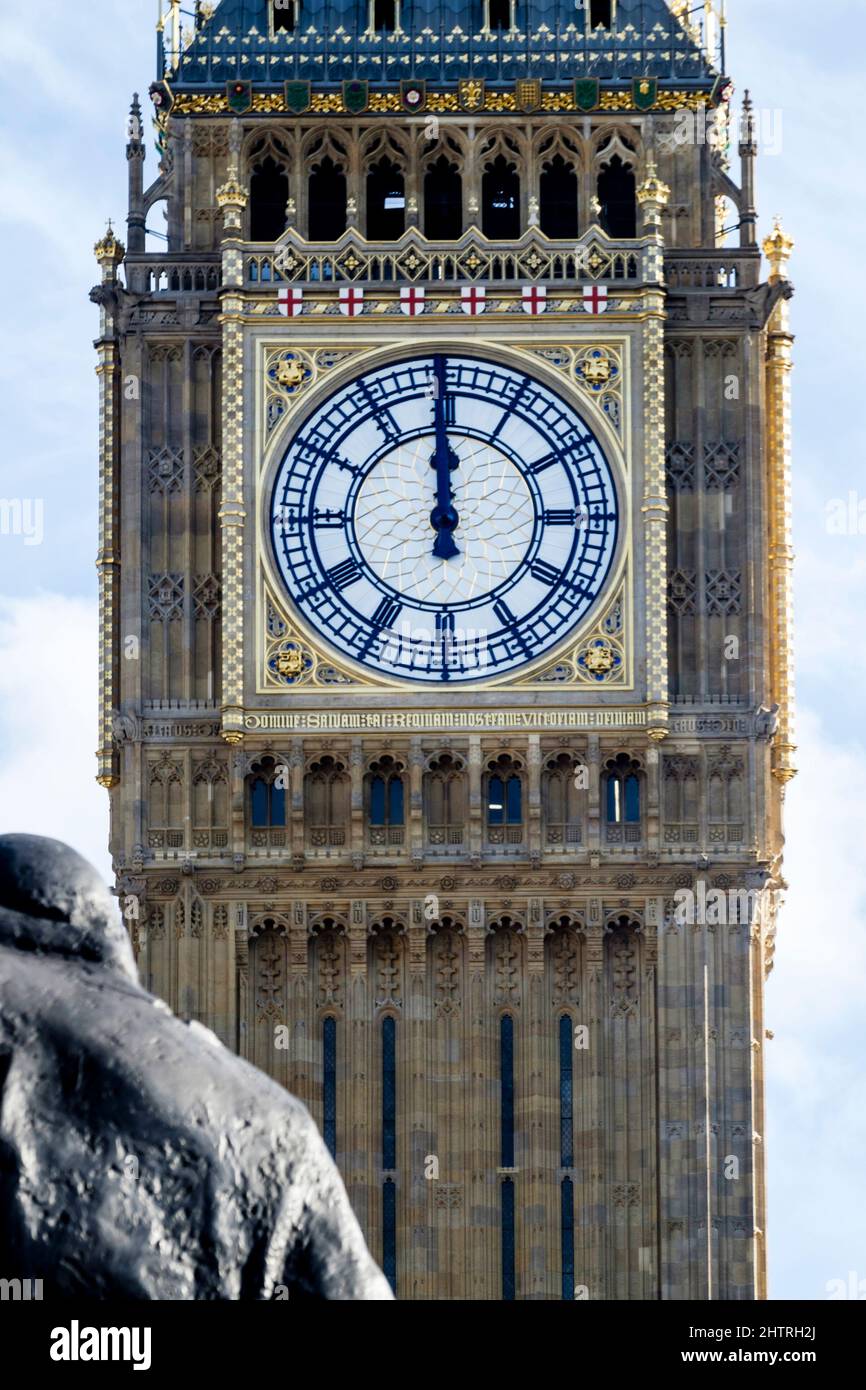 Face ouest de l'horloge de Big Ben s'est arrêtée à 12 heures pour permettre l'entretien. Banque D'Images