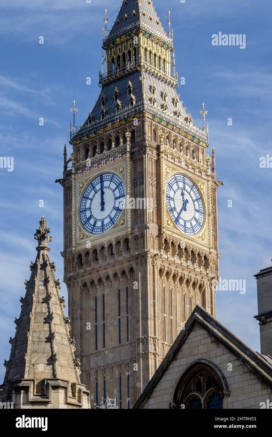 Face ouest de l'horloge de Big Ben s'est arrêtée à 12 heures pour permettre l'entretien. Banque D'Images