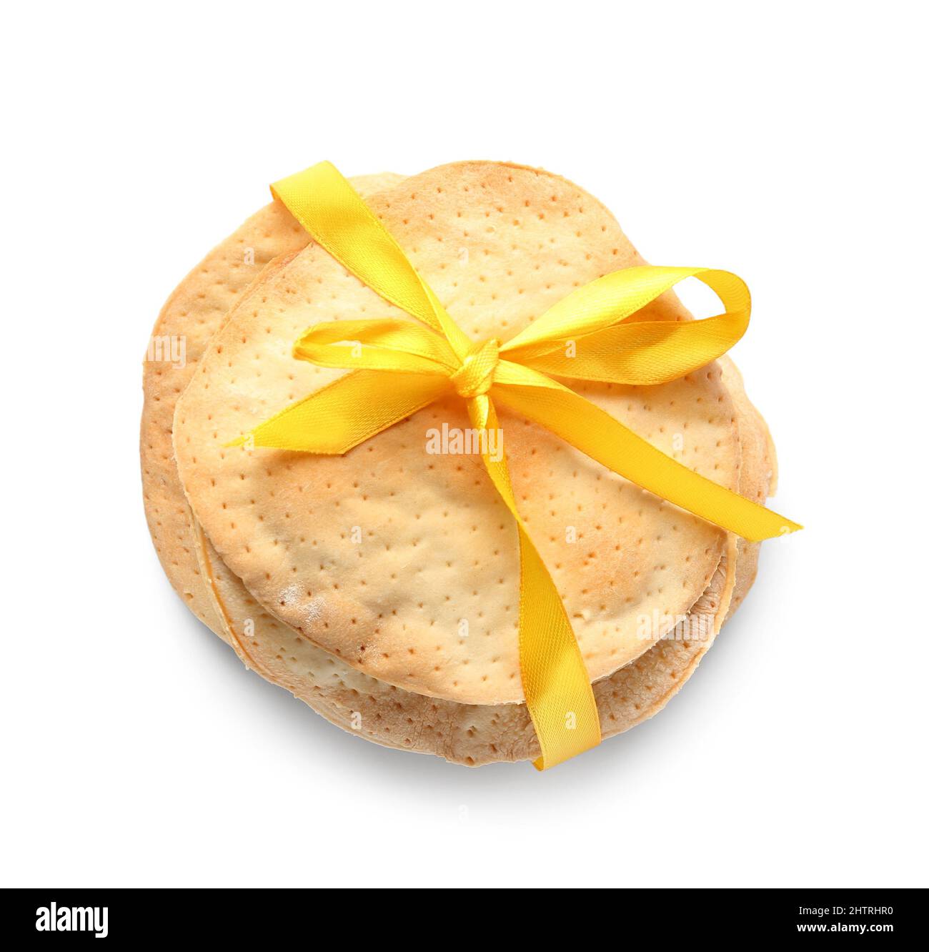 matza à pain plat juif pour la Pâque avec ruban jaune sur fond blanc Banque D'Images