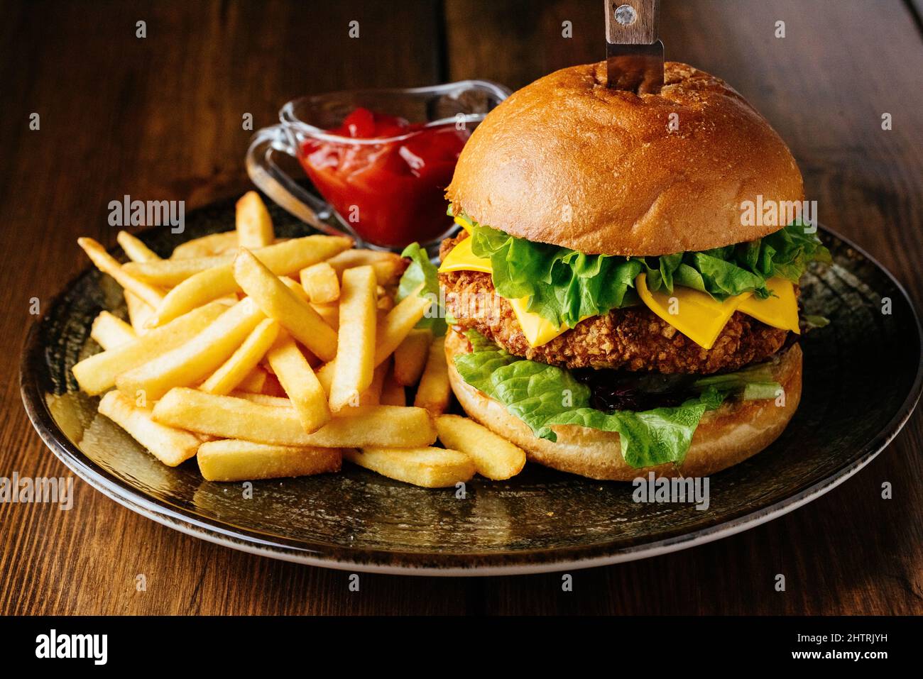 hamburger de bœuf sur une assiette avec pommes de terre et sauce Banque D'Images