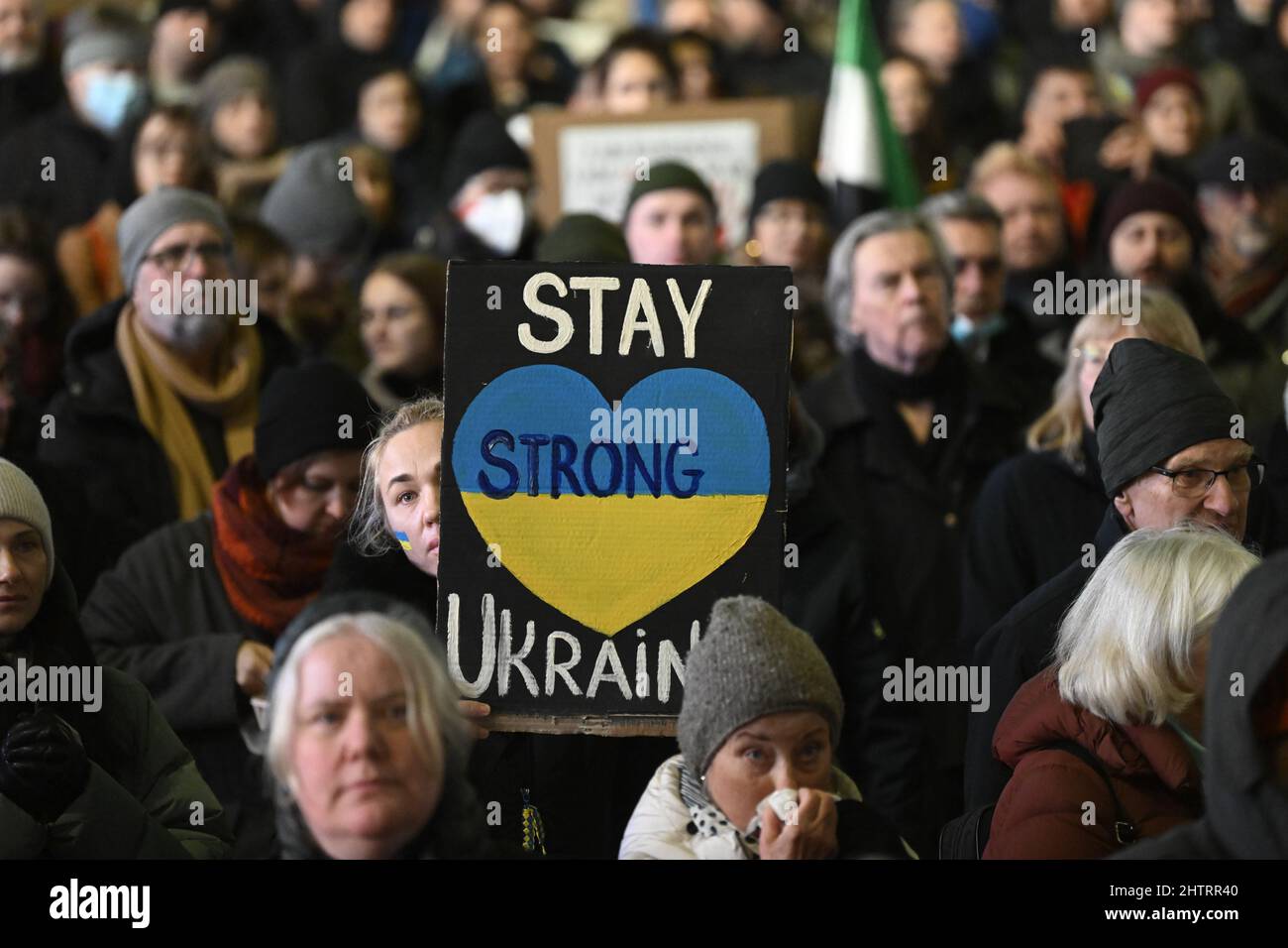 Stockholm, Suède. 02nd mars 2022. Les manifestants tiennent des pancartes et des banderoles ukrainiennes lors d'une manifestation pour protester contre l'invasion russe de l'Ukraine, sur la place Sergel, dans le centre de Stockholm, en Suède, le 03 mars 2022. Photo: Fredrik Sandberg/TT/code 10080 crédit: TT News Agency/Alay Live News Banque D'Images
