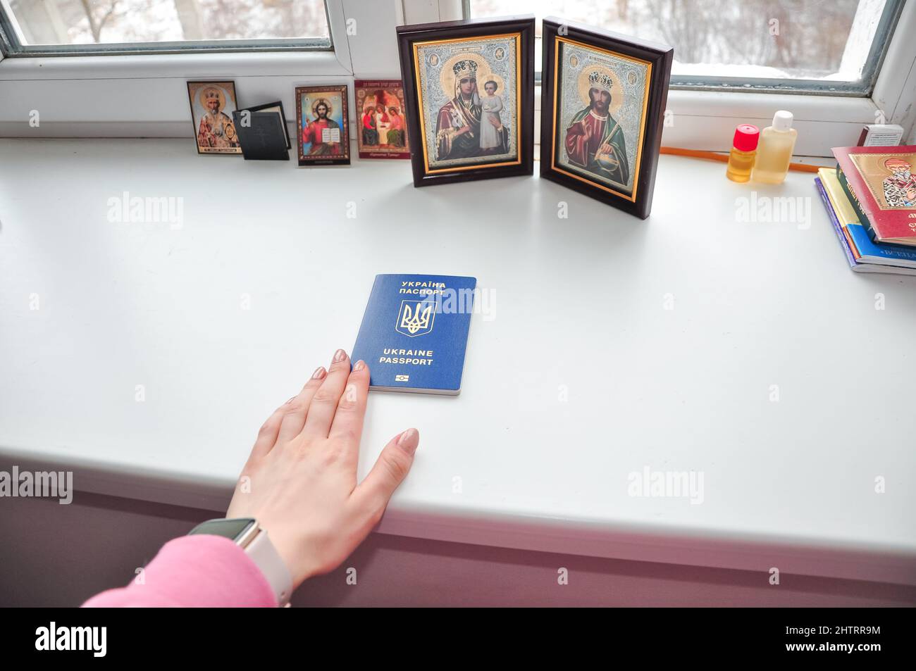 Passeport international ukrainien de réfugié et icône orthodoxe de Dieu . Photo de haute qualité Banque D'Images