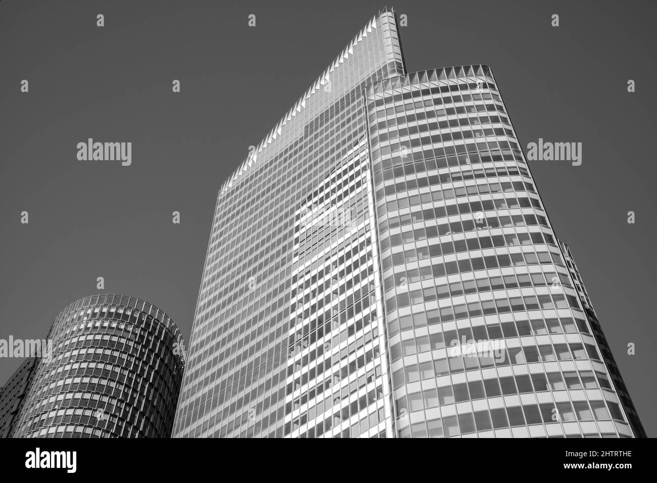 Paris, France - 27 février 2022 : gratte-ciel et grands bâtiments dans le quartier financier de la Défense à Paris par une journée ensoleillée en noir et blanc Banque D'Images