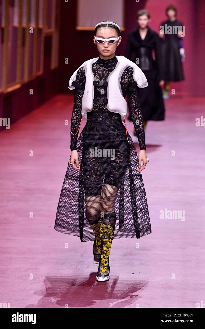 Le modèle Tinglei Liu marche sur la piste du salon de mode Dior pendant ...