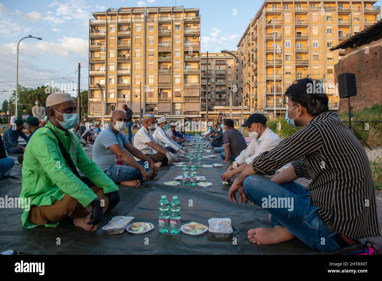 Rome, Italie 18/05/2020: La communauté islamique bangladaise prie pendant le ramadan. Largo Preneste. © Andrea Sabbadini Banque D'Images