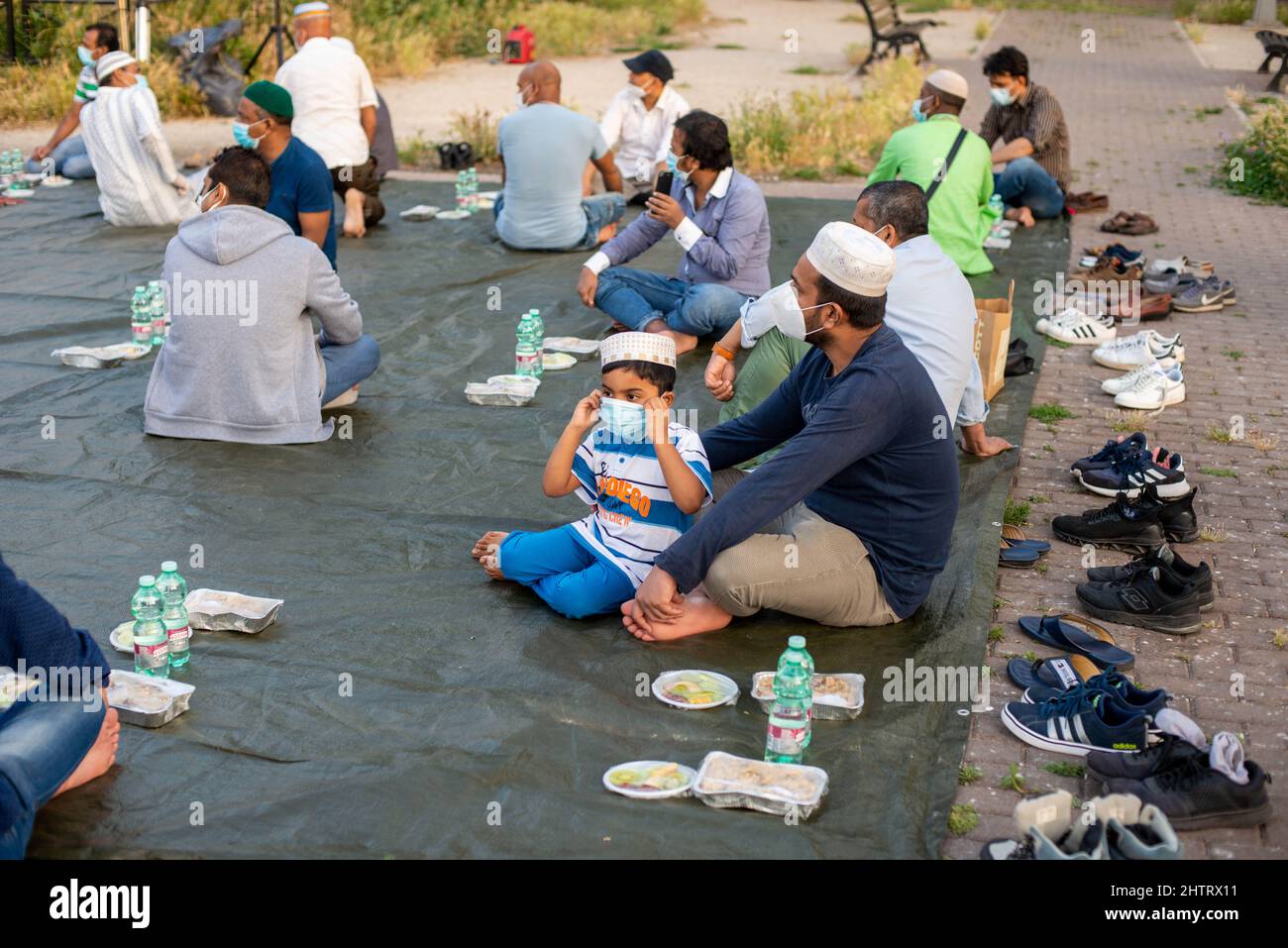 Rome, Italie 18/05/2020: La communauté islamique bangladaise prie pendant le ramadan. Largo Preneste. © Andrea Sabbadini Banque D'Images