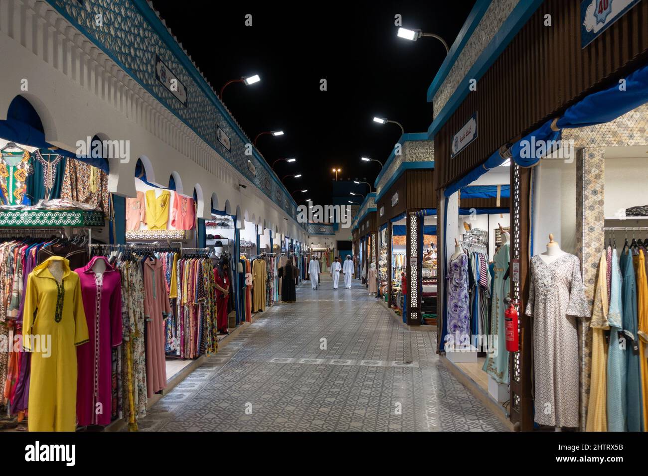 Dubaï, Émirats Arabes Unis, 02 2021 décembre - intérieur du pavillon du Maroc avec boutiques de vêtements à Global Village, Dubaï Banque D'Images
