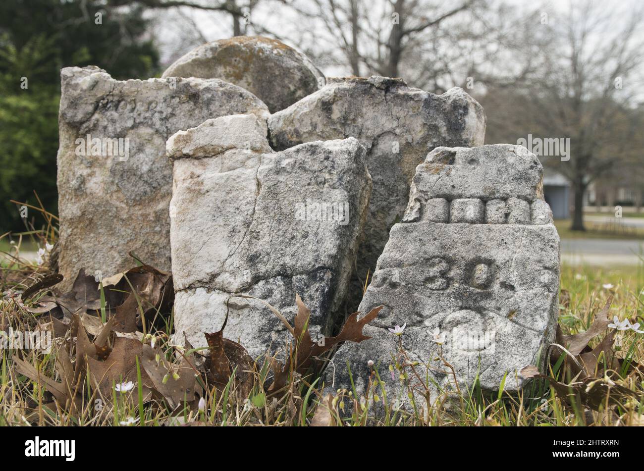 Gros plan des pierres à tête de l'époque de la guerre civile dans un cimetière d'église à Birmingham, Alabama Banque D'Images