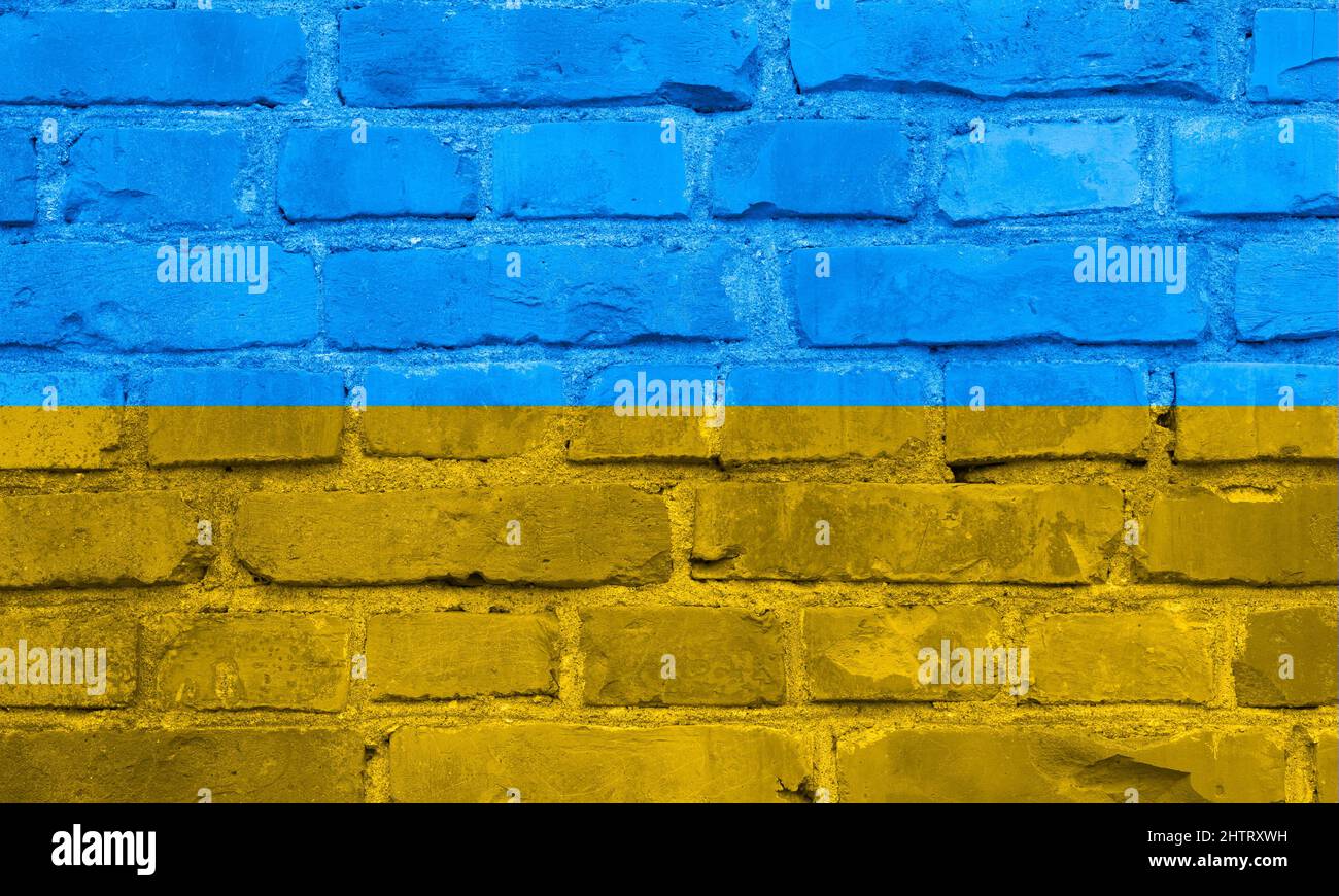 Drapeau bleu et jaune de l'Ukraine sur le mur de brique, photo. Banque D'Images