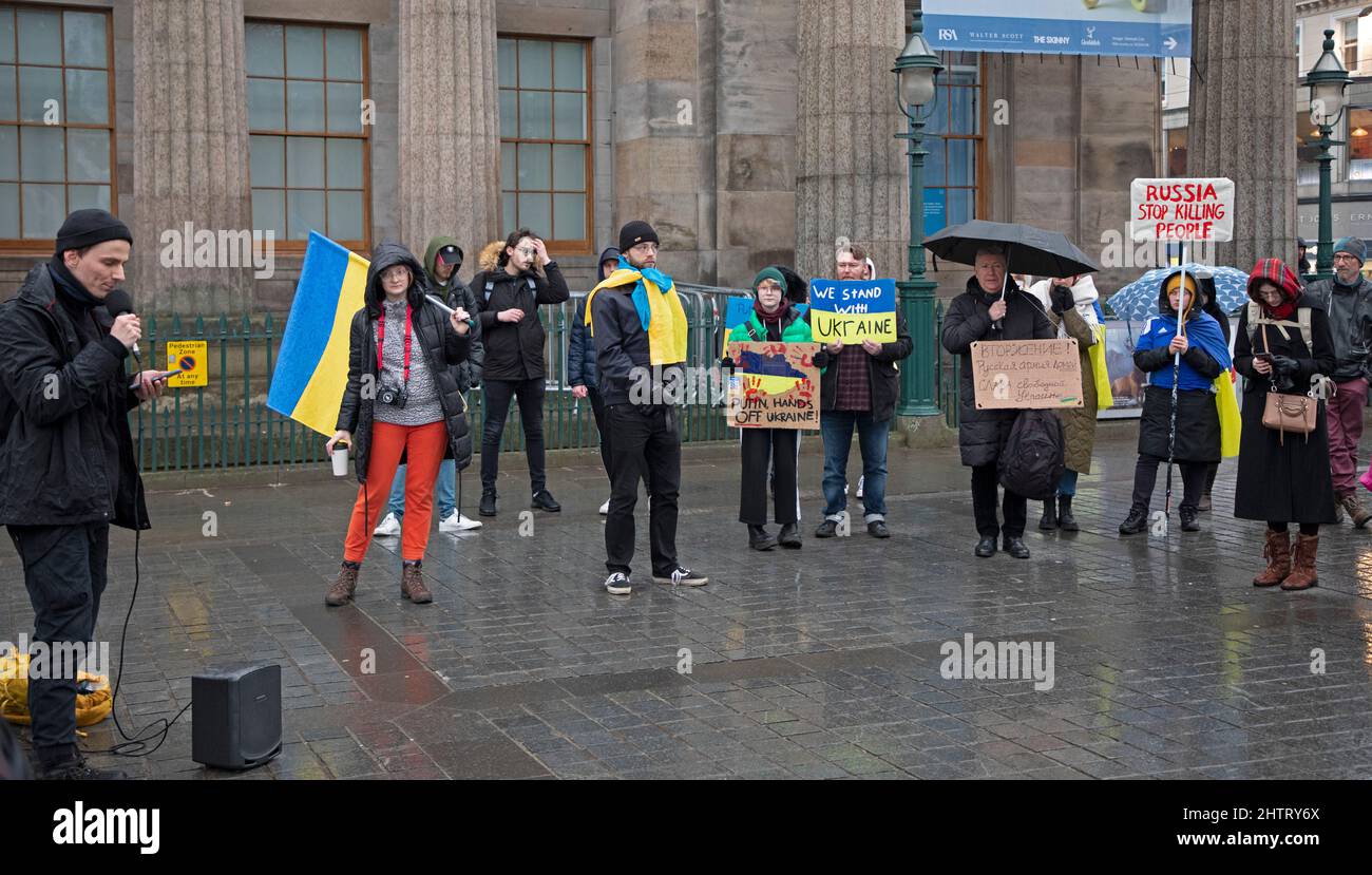 The Mound, Édimbourg, Écosse, Royaume-Uni. 2nd mars 2022. Manifestation, Édimbourg, pluie battante debout en solidarité avec l'Ukraine. En photo : les Ukrainiens, les Lituaniens, les Biélorusses et les Écossais se congraissent pacifiquement sur la place du Mound à Édimbourg pour protester contre l'invasion russe. Crédit. Actualités en direct d'Archwhite/alamy. Banque D'Images