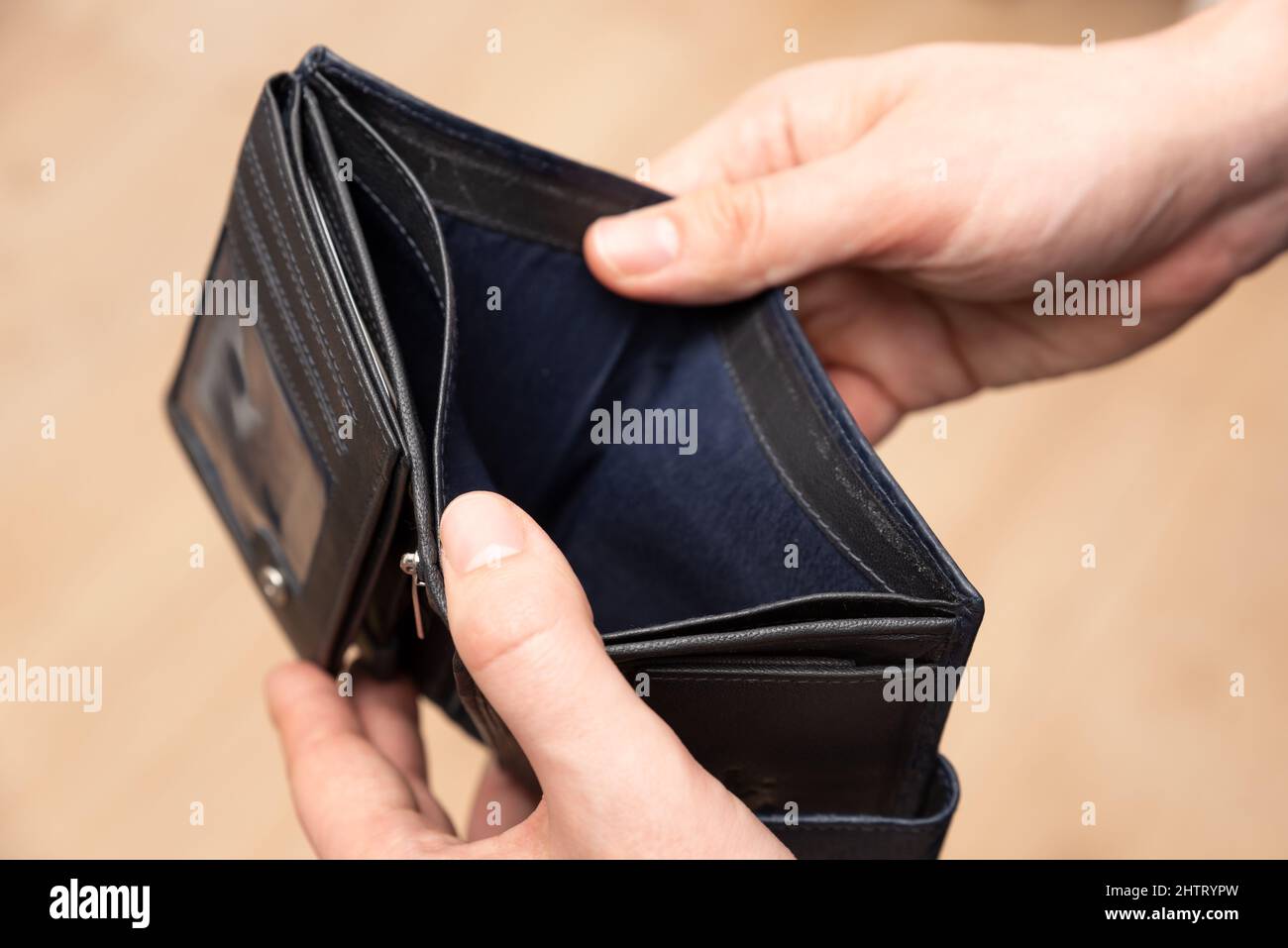 Portefeuille vide tenu dans les mains. Manque d'argent, concept de pauvreté Banque D'Images