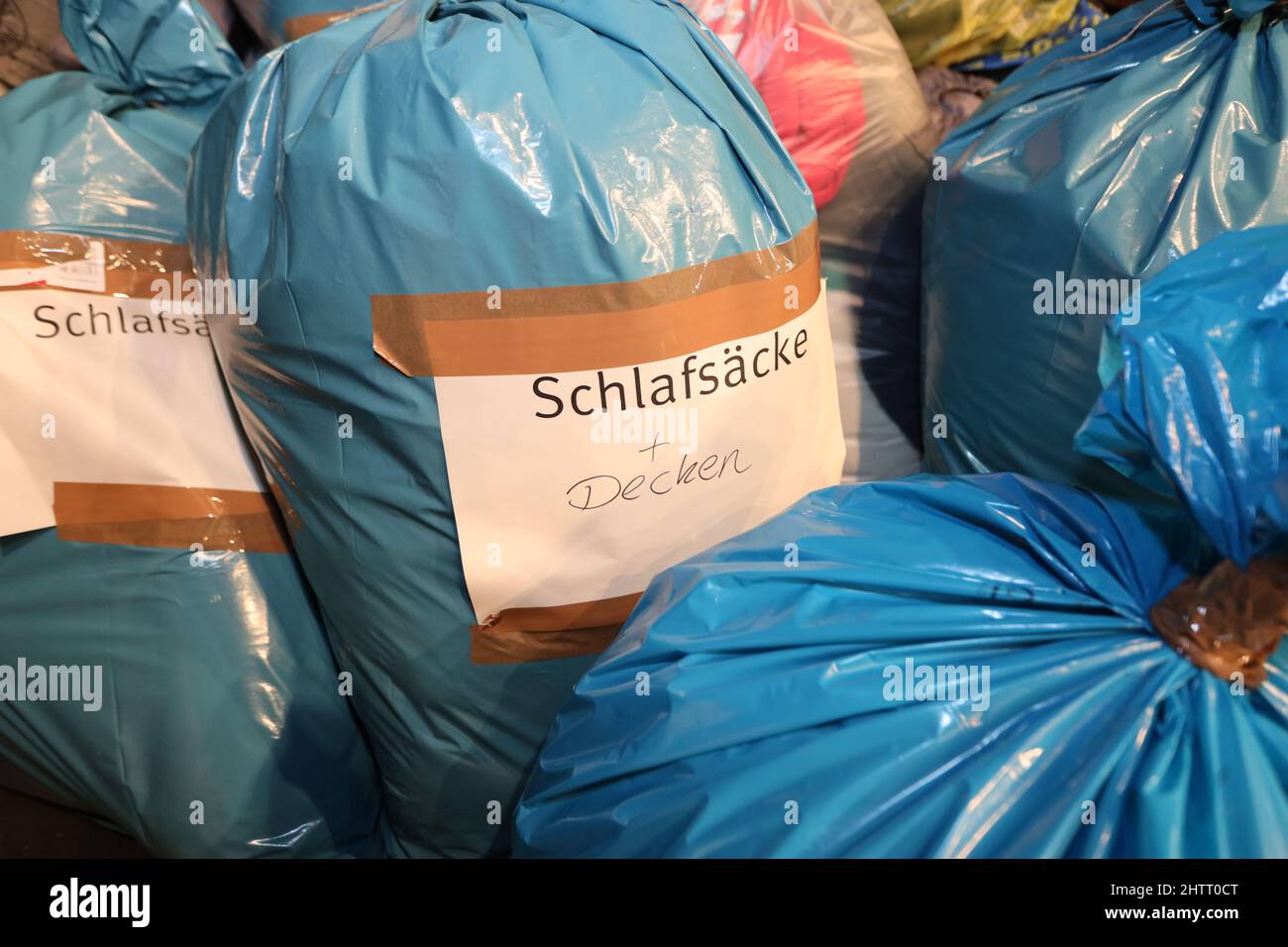 Ilsenburg, Allemagne. 02nd mars 2022. Des sacs de provisions de secours s'accumulent dans le Harzland Hall d'Ilsenburg. Une grande vague de volonté d'aide est venue à la ville d'Isenburg après qu'elle ait appelé à une campagne de dons pour sa ville jumelle ukrainienne Kremenez. Jeudi, trois véhicules avec les produits de secours donnés doivent maintenant être livrés en Pologne où les produits donnés seront emmenés dans les régions frontalières de l'Ukraine. Credit: Matthias Bein/dpa-Zentralbild/ZB/dpa/Alay Live News Banque D'Images