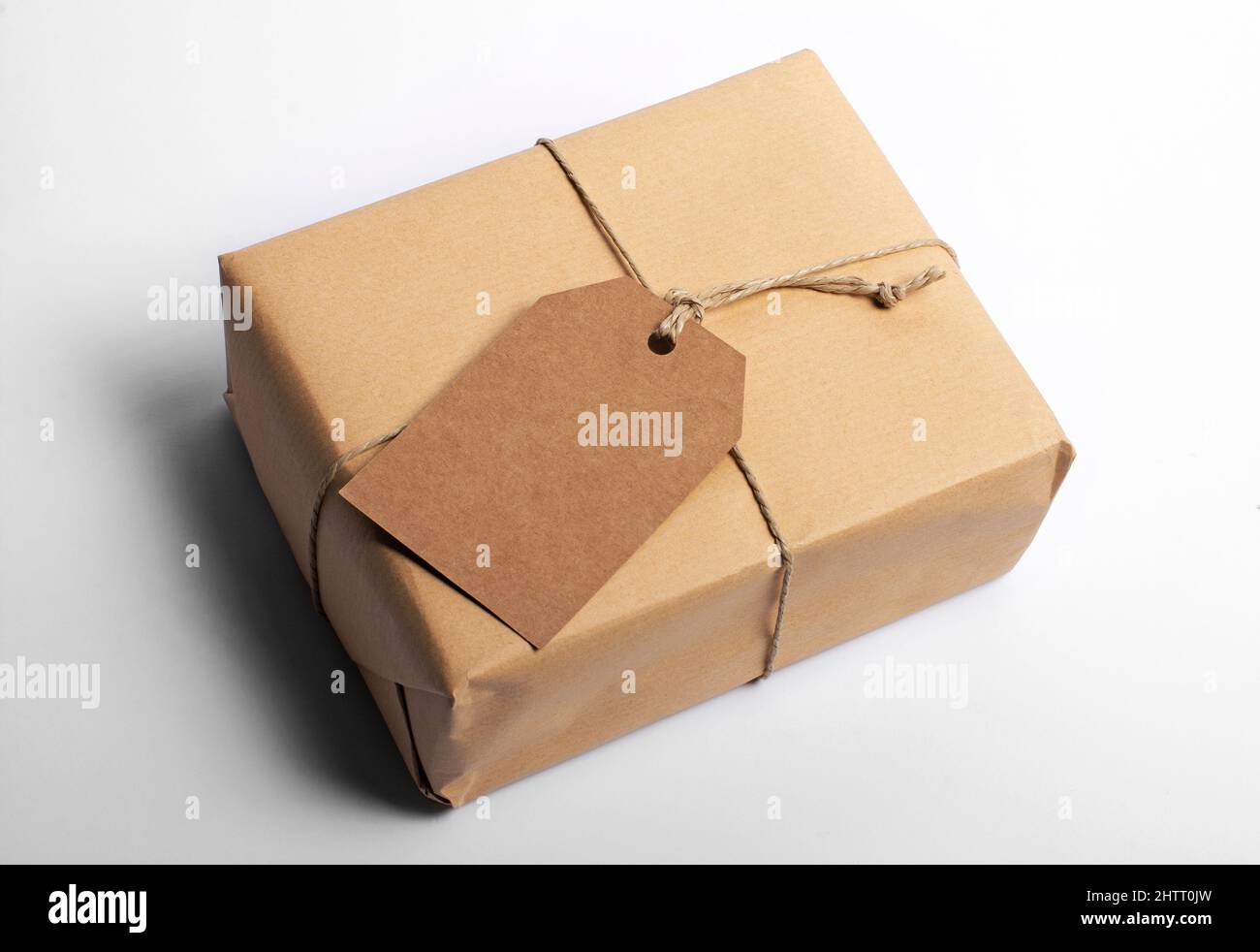Boîte cadeau avec étiquette vierge sur blanc Banque D'Images