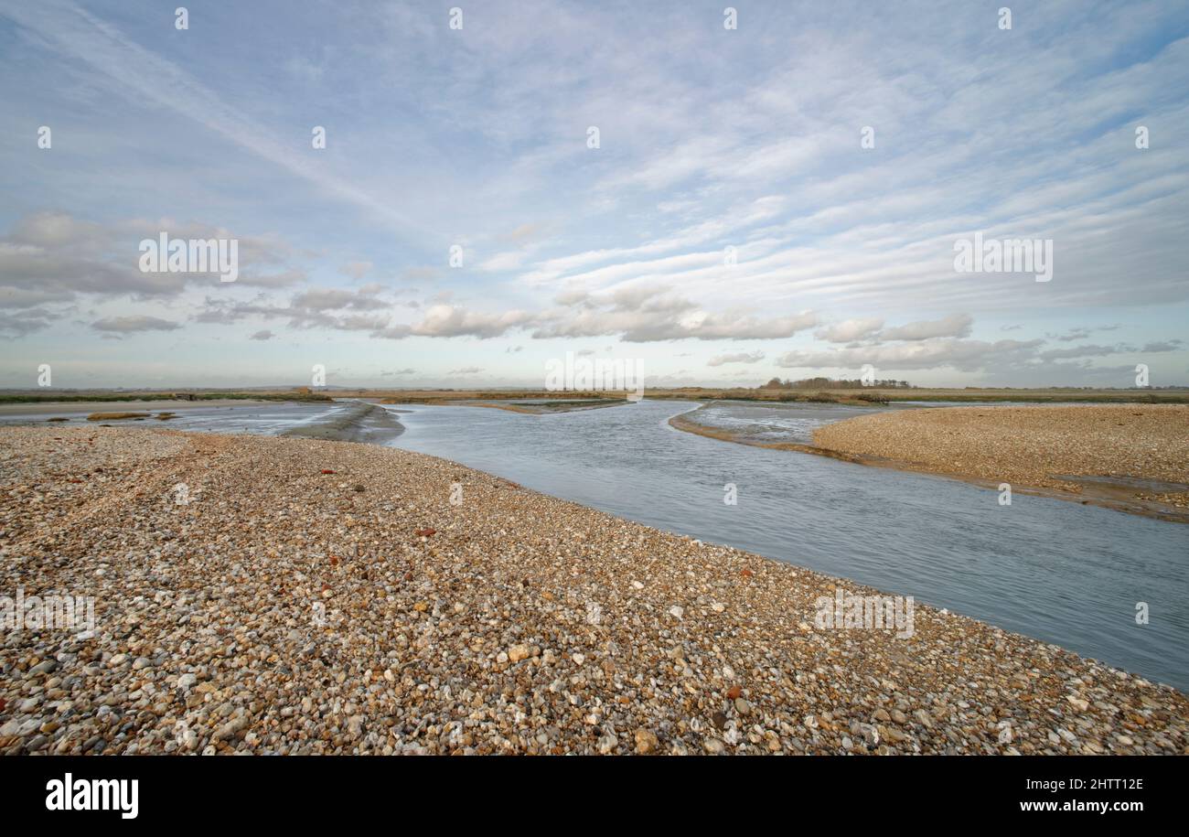 Brèche de marée dans le rivage des bardeaux, réalignement géré des défenses côtières permettant aux marais salants et aux vasières de partir de, RSPB Medmerry, Sussex, Royaume-Uni. Banque D'Images