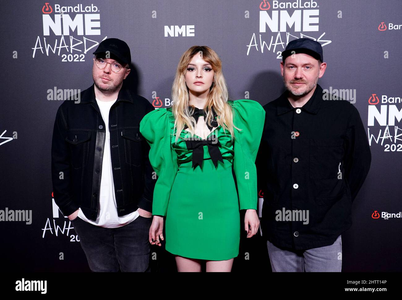Martin Doherty, Lauren Mayberry et Iain Cook, de CHVRCHES, arrivent aux prix NME qui ont eu lieu à l'Academy Brixton, Londres, en O2. Date de la photo: Mercredi 2 mars 2022. Banque D'Images