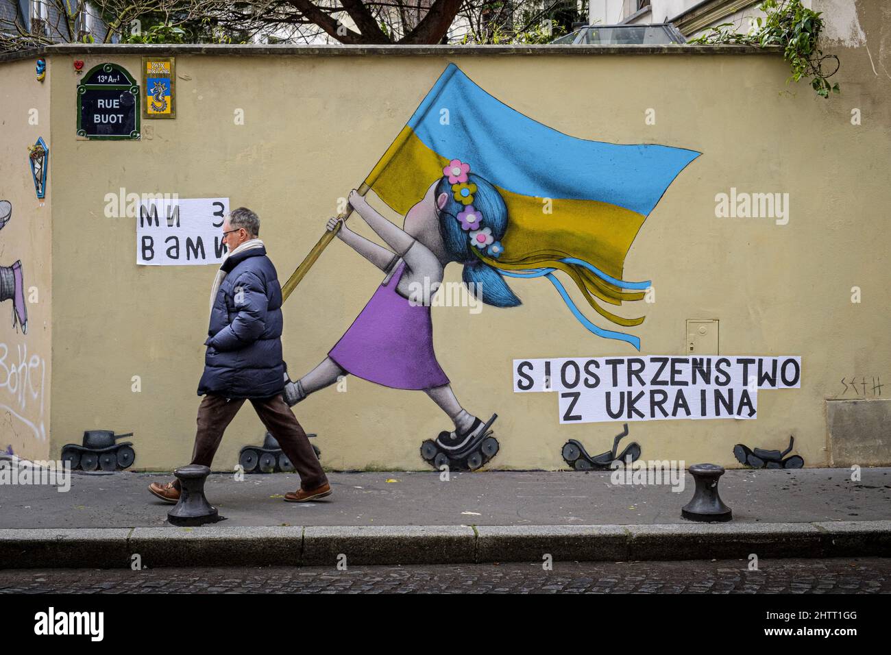 France. Paris (75) 'pour mes amis ukrainiens', est le titre choisi par l'artiste de rue Seth pour l'œuvre qu'il a créée sur la rue Buot, dans le 13th arrondissement Banque D'Images