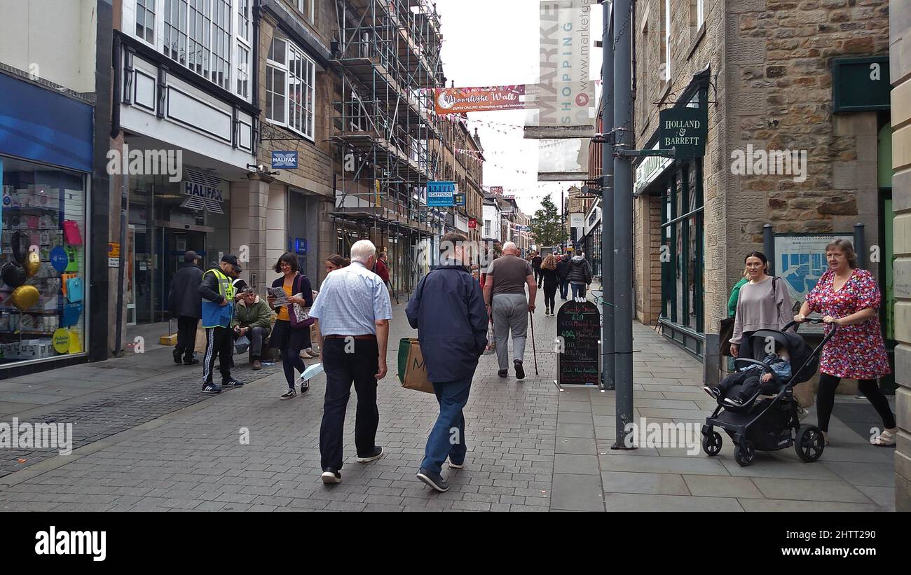 LANCASTER. LANCASHIRE. ANGLETERRE. 09-18-21. Les amateurs de shopping se prominent le long de Penny Street dans le centre-ville, l'une des principales rues commerçantes. Banque D'Images