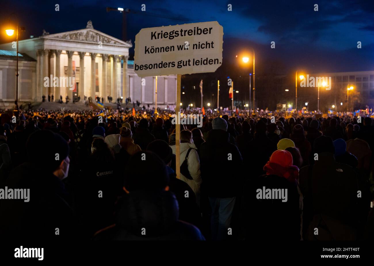 Munich, Allemagne. 02nd mars 2022. Des manifestants protestent contre la guerre en Ukraine sur Königsplatz sous le slogan « paix en Europe, solidarité avec l'Ukraine », en tenant des panneaux indiquant « nous n'aimons pas beaucoup les bellicistes ». Credit: Sven Hoppe/dpa/Alay Live News Banque D'Images