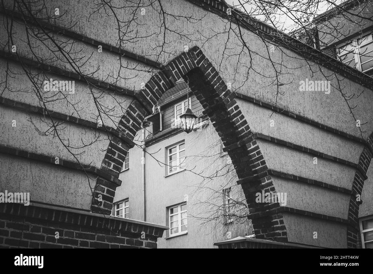 Gros plan d'une fenêtre en forme de triangle Banque D'Images