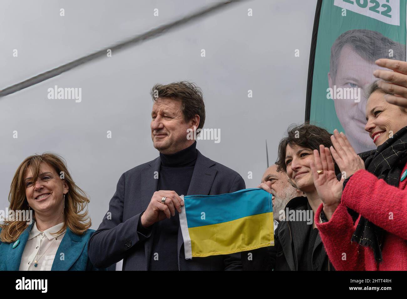 Marseille, France. 02nd mars 2022. Yannick Jadot est vu sur scène avec le drapeau ukrainien après son discours.Yannick Jadot candidat à l'élection présidentielle pour le parti EELV (parti écologiste) a eu une réunion publique à Marseille. Il a vivement critiqué l'attitude du président Macron qui a signé des accords avec la Russie concernant l'énergie et en particulier le gaz. Il a plaidé pour un renforcement de l'indépendance énergétique de la France par le développement des énergies renouvelables produites sur le territoire national. (Photo de Laurent Coust/SOPA Images/Sipa USA) crédit: SIPA USA/Alay Live News Banque D'Images