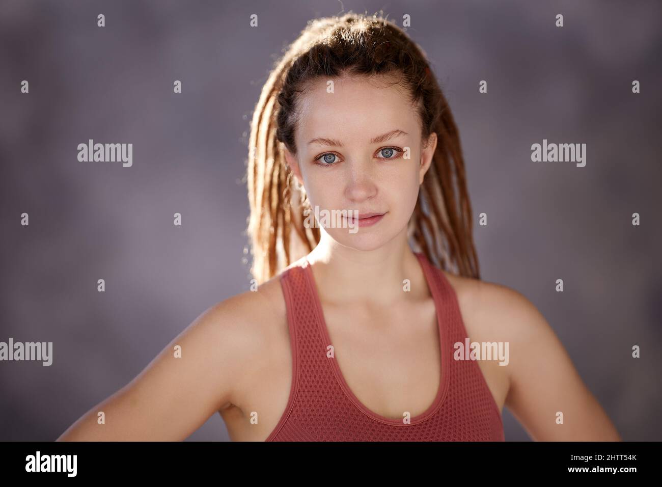 Portrait d'une jeune femme de 28 ans avec des tresses africaines d'une serrure. Banque D'Images