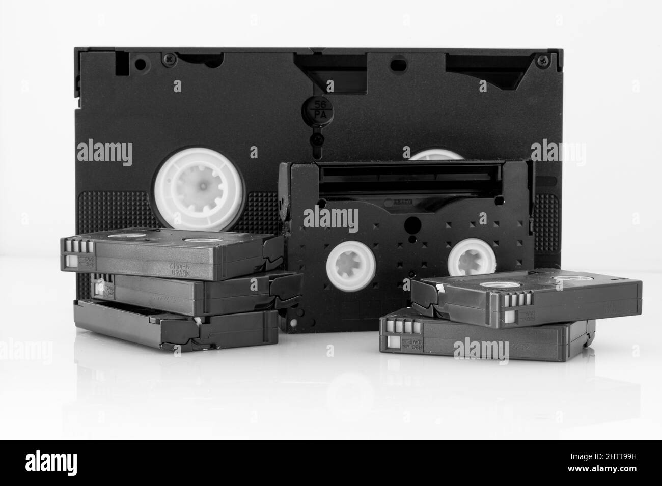 une sélection de cassettes vidéo et musicales noires de style rétro prises à partir de la technologie ci-dessus obsolète Banque D'Images