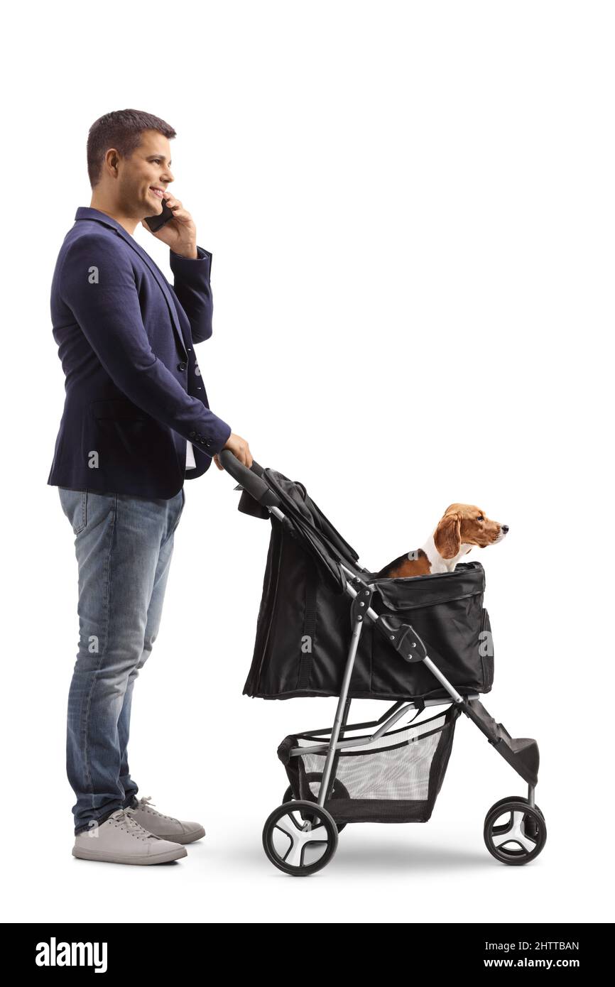 Prise de vue en profil d'un homme debout avec un chien à bord d'un chien et utilisant un smartphone isolé sur fond blanc Banque D'Images