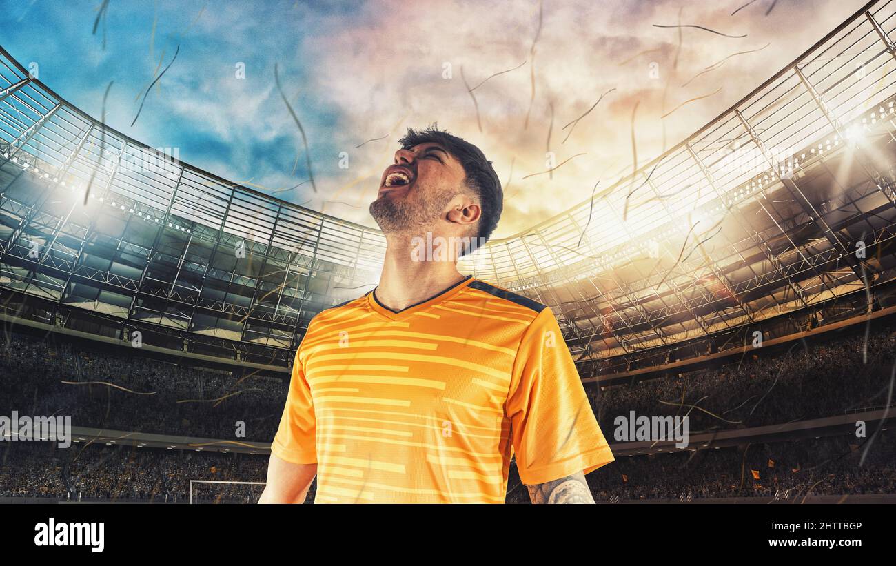Un joueur de football en uniforme jaune se réjouit de la victoire au stade Banque D'Images