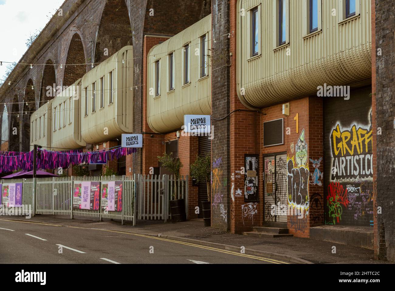 Sous les arches de chemin de fer de Lower Trinity Street, Deritend, Birmingham se trouve le bar et lieu de musique live de Mama Roux. Banque D'Images