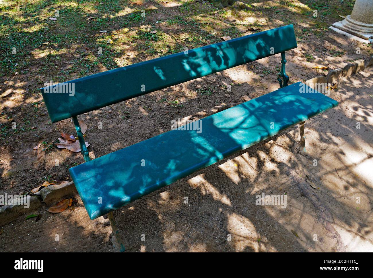 Banc vert dans le parc public de Rio de Janeiro Banque D'Images