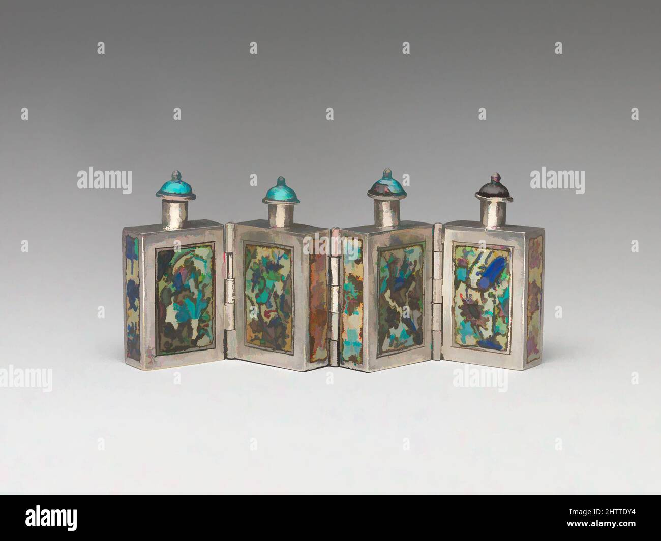 Art inspiré des bouteilles de tabac à charnière, Qing Dynasty (1644–1911), 19th Century, Chine, argent avec panneaux en émail peint et bouchons en émail, H. 1 11/16 po. (4,3 cm) ; L. 3 1/2 po. (8,9 cm), bouteilles de tabac à priser, oeuvres classiques modernisées par Artotop avec une touche de modernité. Formes, couleur et valeur, impact visuel accrocheur sur l'art émotions par la liberté d'œuvres d'art d'une manière contemporaine. Un message intemporel qui cherche une nouvelle direction créative. Artistes qui se tournent vers le support numérique et créent le NFT Artotop Banque D'Images