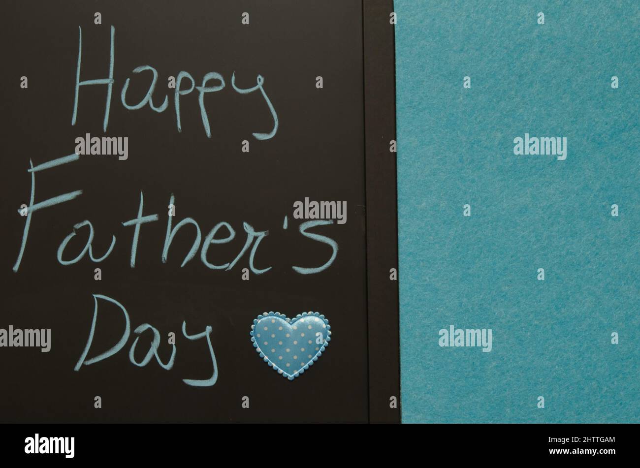 joyeux vœux de père manuscrit sur tableau noir décoré de coeur bleu Banque D'Images