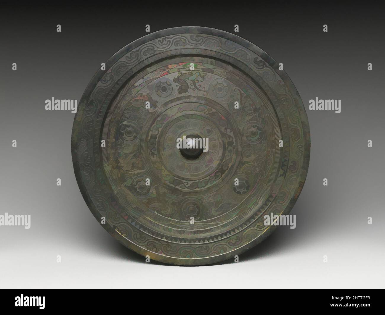 Art inspiré par 東漢 神獸紋青銅鏡, miroir avec animaux fantastiques, dynastie des Han de l'est (25–220), Chine, Bronze, Diam. 9 1/4 po (23,5 cm), miroirs, oeuvres classiques modernisées par Artotop avec une touche de modernité. Formes, couleur et valeur, impact visuel accrocheur sur l'art émotions par la liberté d'œuvres d'art d'une manière contemporaine. Un message intemporel qui cherche une nouvelle direction créative. Artistes qui se tournent vers le support numérique et créent le NFT Artotop Banque D'Images
