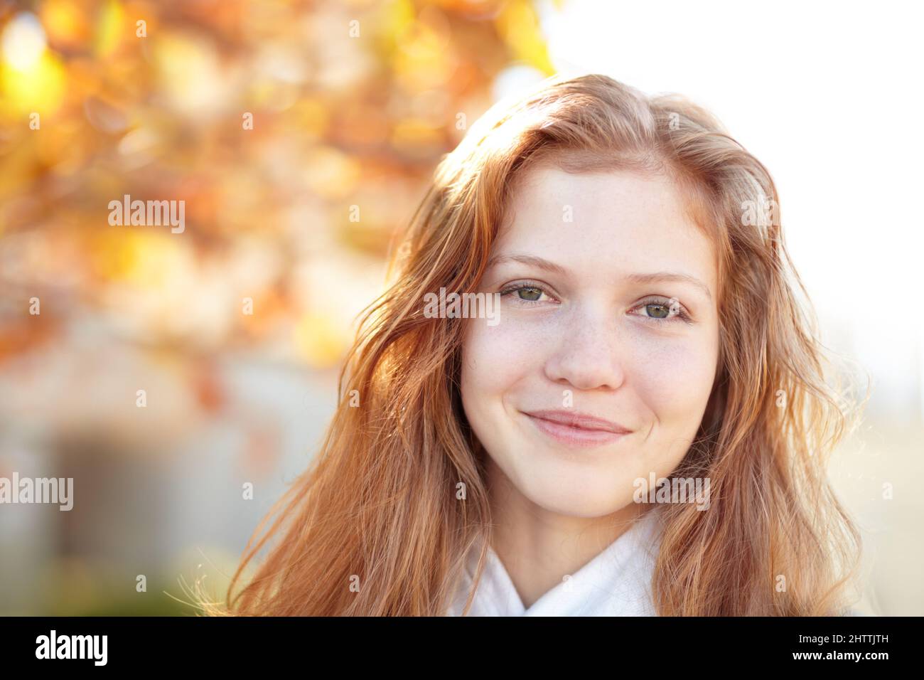 Elle aime le look de l'automne. Portrait d'une jolie jeune fille debout à l'extérieur sous les arbres d'automne. Banque D'Images