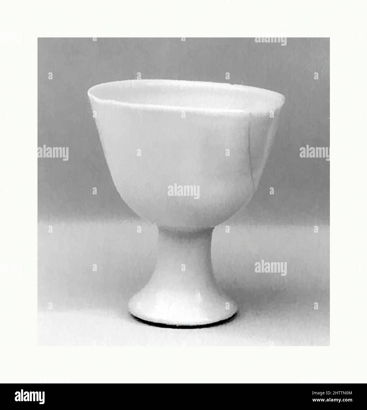 Art inspiré par Cup, dynastie Yuan (1271–1368)–Early Ming (1368–1644), Chine, porcelaine, H. 2 1/4 po. (5,7 cm) ; diamètre 2 po (5,1 cm), céramique, oeuvres classiques modernisées par Artotop avec une touche de modernité. Formes, couleur et valeur, impact visuel accrocheur sur l'art émotions par la liberté d'œuvres d'art d'une manière contemporaine. Un message intemporel qui cherche une nouvelle direction créative. Artistes qui se tournent vers le support numérique et créent le NFT Artotop Banque D'Images