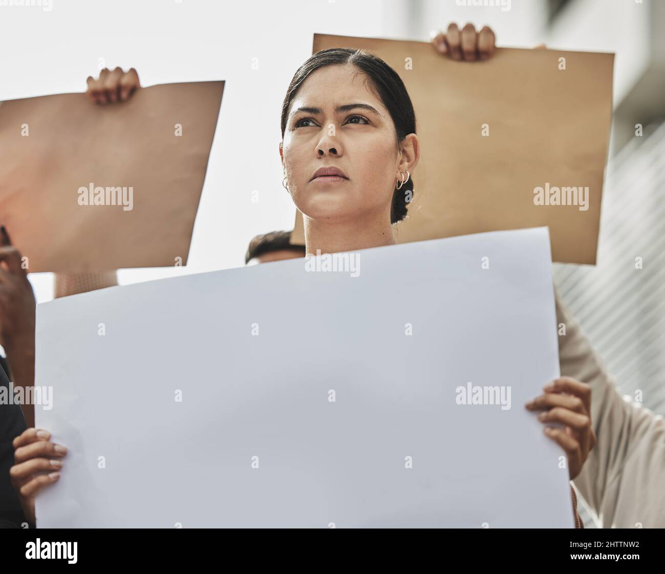 Shes prêt à se battre. Photo sous angle d'une jeune femme attirante tenant un panneau tout en participant à un rallye politique. Banque D'Images