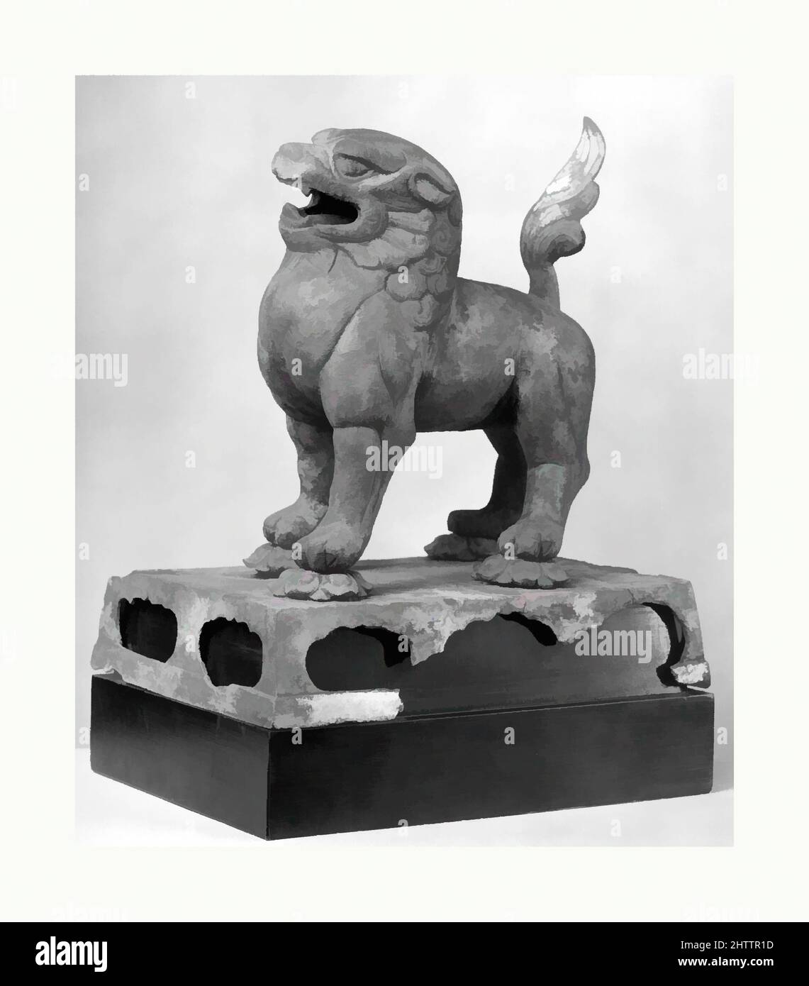 Art inspiré par 唐 鎏金銅獅, Lion debout, dynastie Tang (618–907), 8th siècle, Chine, Bronze avec traces de dorure, H. 9 3/4 po. (24,8 cm), Sculpture, ce lion royal, qui marche sur les fleurs de lotus au-dessus d'une table d'autel, peut avoir servi de support pour une figure de la bodhisattva Manjushri, oeuvres classiques modernisées par Artotop avec une touche de modernité. Formes, couleur et valeur, impact visuel accrocheur sur l'art émotions par la liberté d'œuvres d'art d'une manière contemporaine. Un message intemporel qui cherche une nouvelle direction créative. Artistes qui se tournent vers le support numérique et créent le NFT Artotop Banque D'Images